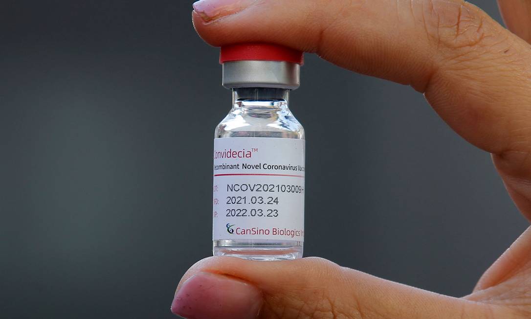Vacina da Cansino já é aplicada no Chile Foto: JAVIER TORRES / AFP