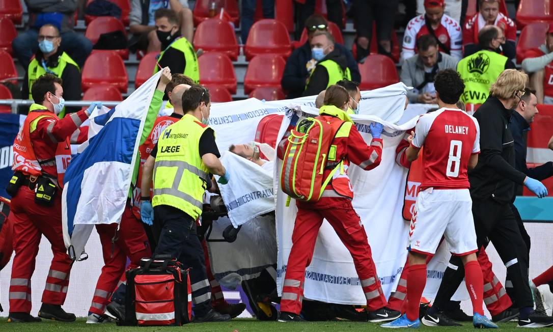 Craque da Dinamarca desmaia em campo e situação preocupa; Eurocopa decide interromper partida Foto: JONATHAN NACKSTRAND / Pool via REUTERS