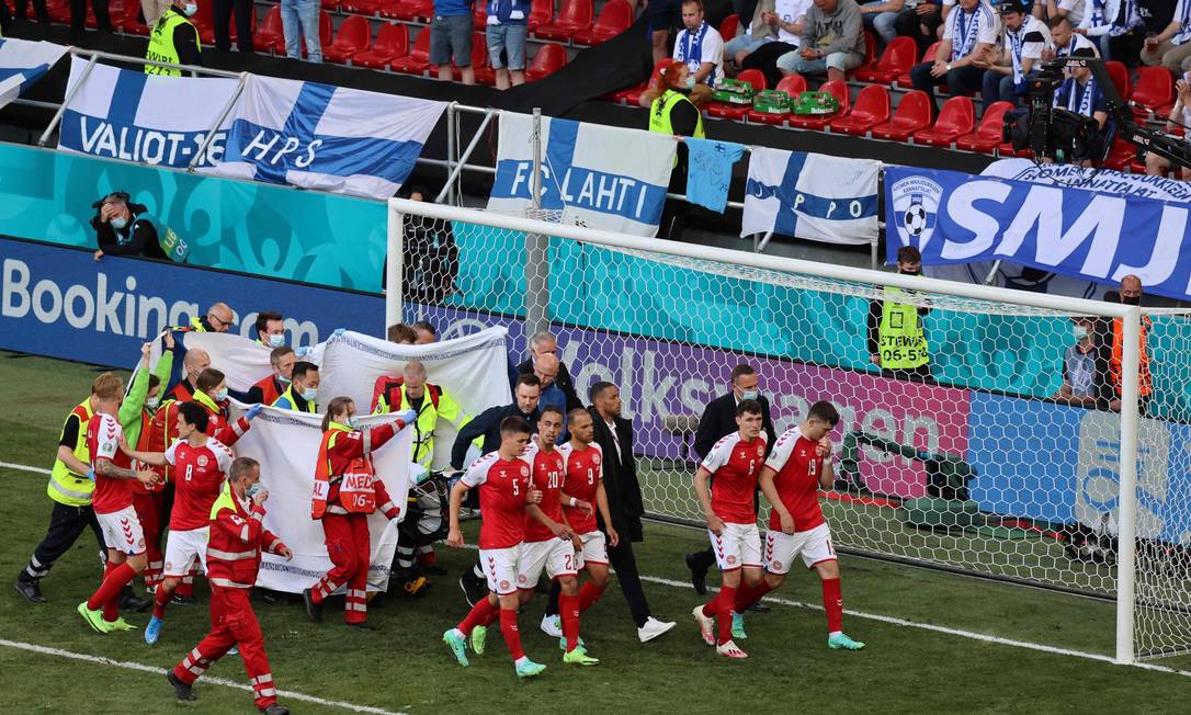 Craque da Dinamarca desmaia em campo e situação preocupa; Eurocopa decide interromper partida Foto: WOLFGANG RATTAY / AFP