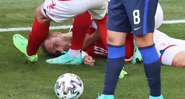 Jogador sofre parada cardíaca e desmaia em campo durante jogo do Campeonato  Inglês - Jogada - Diário do Nordeste