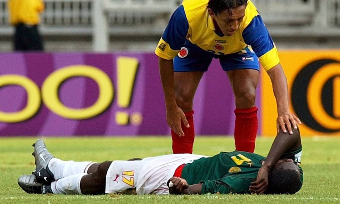 Jogadores de futebol desmaiam no meio do jogo devido a parada cardíaca -  Plu7