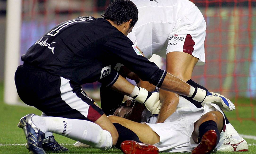 Jogadores de futebol desmaiam no meio do jogo devido a parada cardíaca -  Plu7