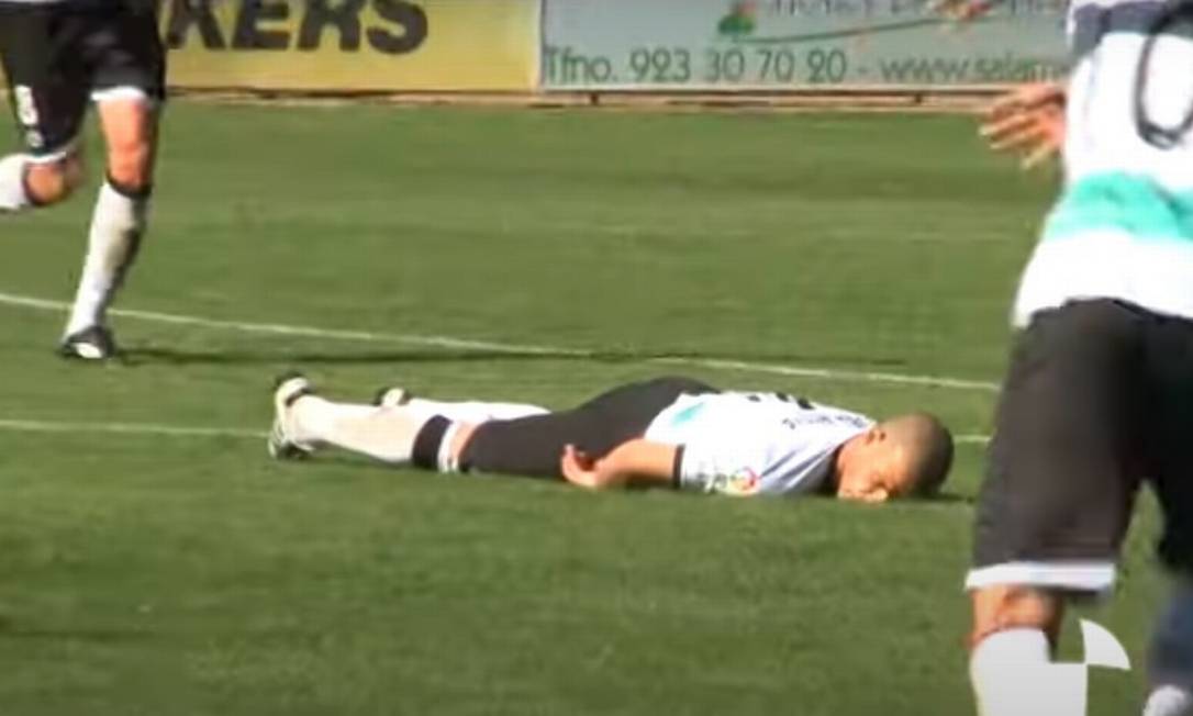 Jogador tem parada cardíaca e cai desacordado em campo em partida do  Campeonato Inglês