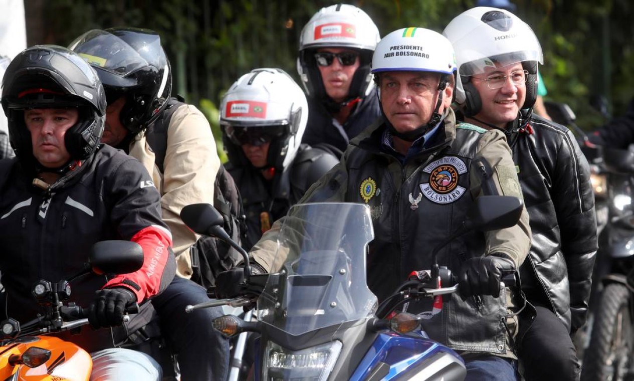 Bolsonaro usou um capacete do tipo "coquinho", sem viseira e proteção para o maxilar, o que é proibido para motociclistas e pode render multa grave Foto: AMANDA PEROBELLI / REUTERS