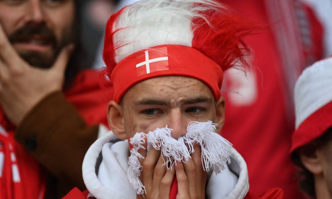 Torcedores reagem após o colapso do meio-campista dinamarquês Foto: JONATHAN NACKSTRAND / AFP