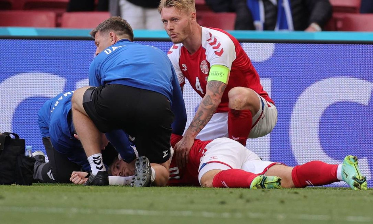 Eriksen desmaiou logo após cobrança de lateral Foto: FRIEDEMANN VOGEL / AFP