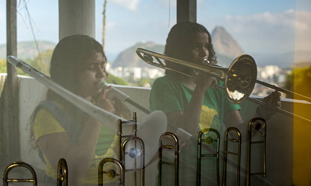 Música desde cedo. As primas Maria Eduarda e Edileuza estudam trombone no Favela Brass, na comunidade Pereira da Silva, criado pelo britânico Tom Ashe Foto: Hermes de Paula