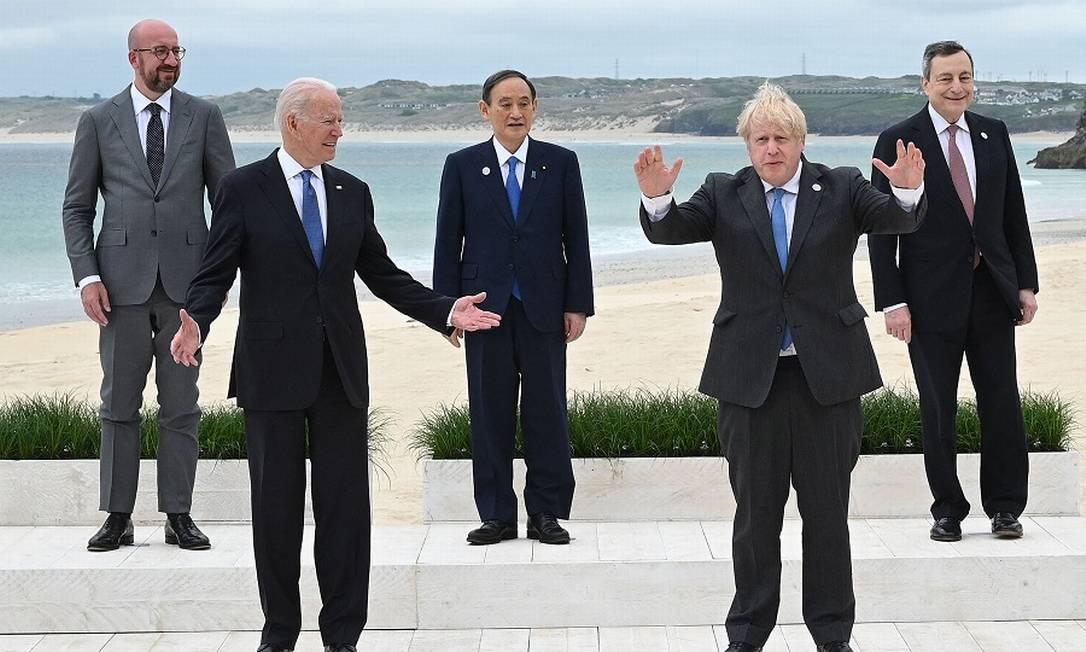 O presidente americano Joe Biden e o premier britânico Boris Johson entre outros líderes no encontro do G-7, na Inglaterra Foto: LEON NEAL / AFP