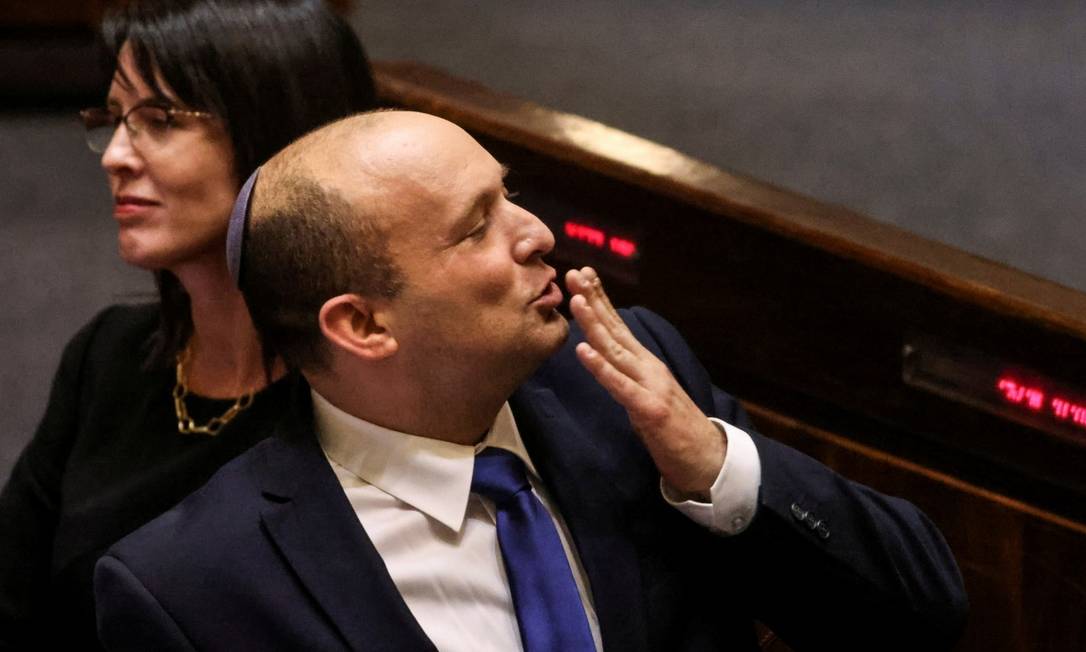 Novo premier de Israel, Naftali Bennett manda beijos após sessão que o elegeu Foto: RONEN ZVULUN / REUTERS