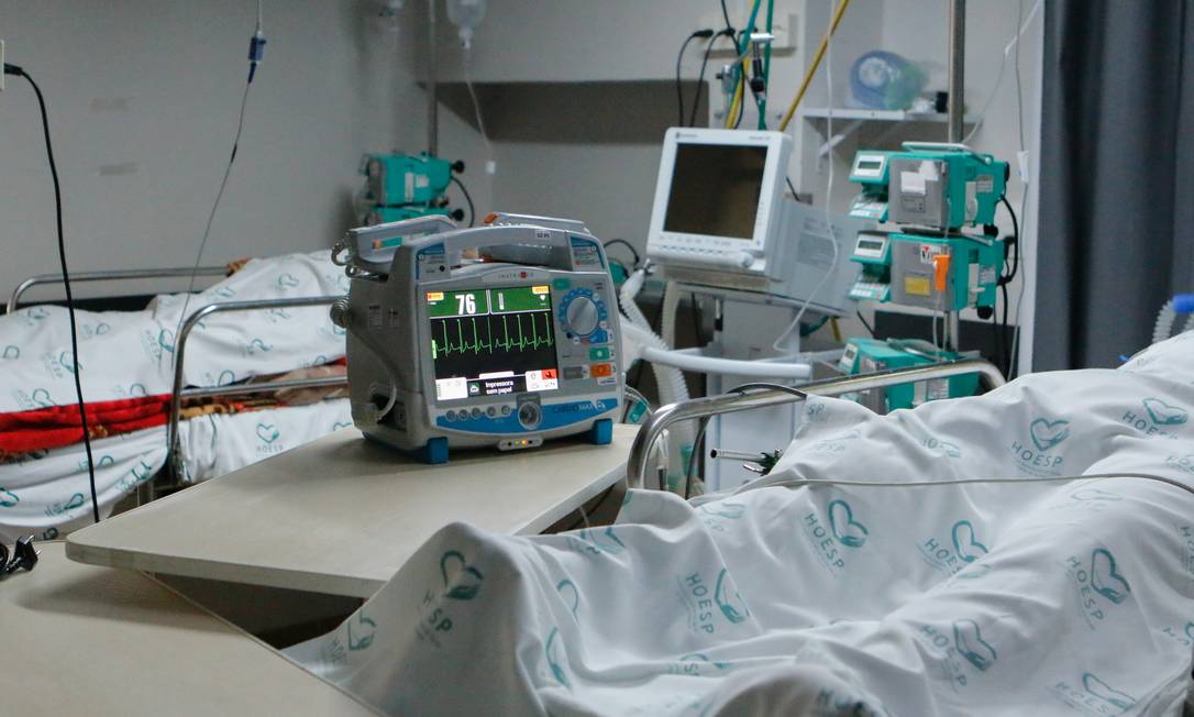 Enfermaria de pacientes aguardando vaga na UTI em Toledo, Paraná. Cidade está em bandeira preta devido à superlotação dos hospitais Foto: FramePhoto / Agência O Globo