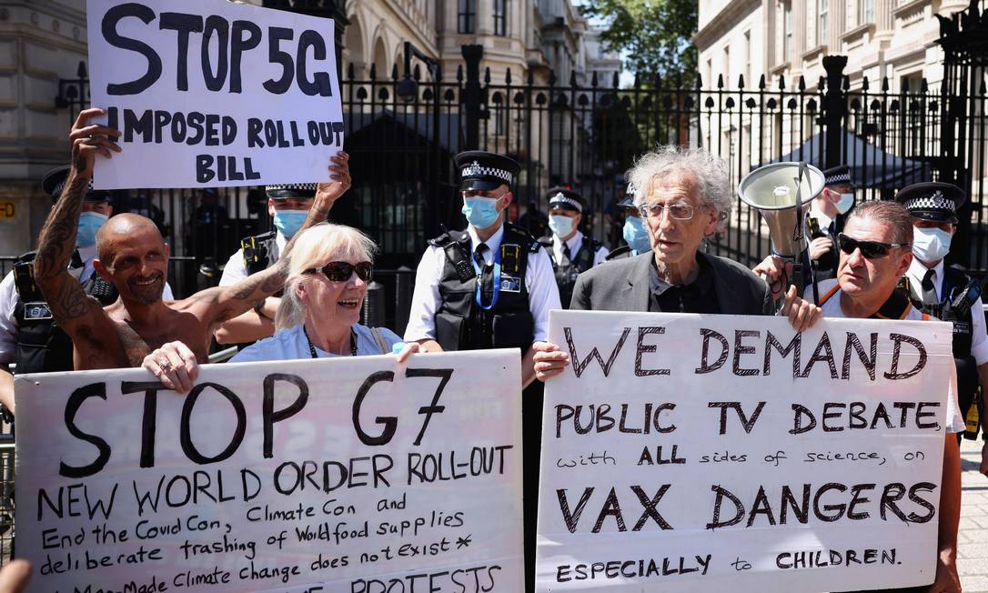 Protesto contou com participação de ativistas como Piers Corbyn Foto: HENRY NICHOLLS / REUTERS
