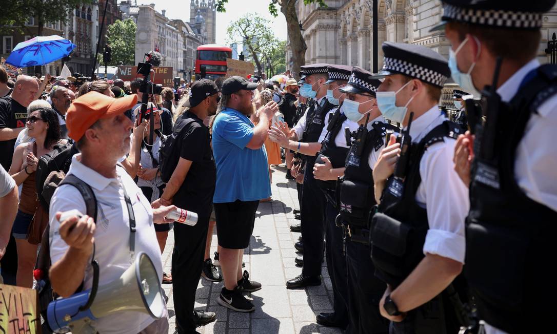 Manifestantes confrontam a polícia durante protesto neste segunda-feira, em Downing Street Foto: HENRY NICHOLLS / REUTERS