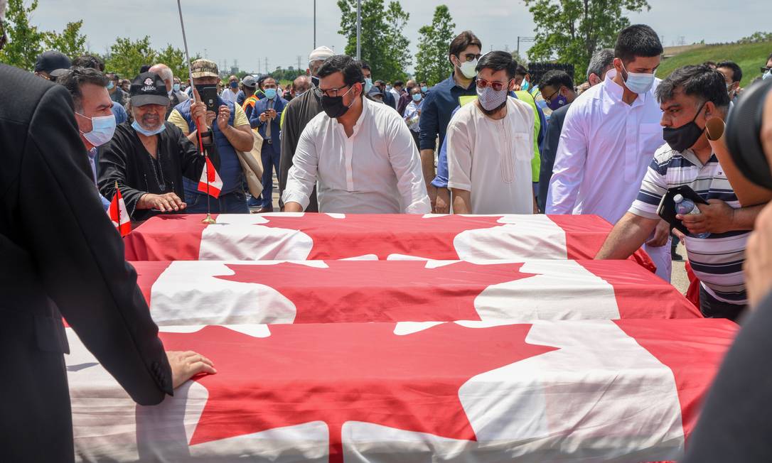 Caixões com a bandeira do Canadá são transportados durante funeral de família muçulmana atropelada e morta em ataque na cidade de London, em Ontário Foto: ALEX FILIPE / REUTERS
