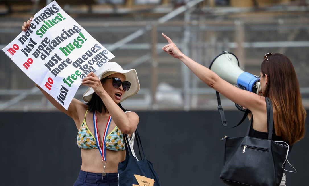 Protesters take part in a locked protest outside parliament houses in London.  In the last two weeks, despite the rapid vaccination, the number of diagnoses driven by the spread of the first identified delta variant in India has increased by 127%.  Photo: Henry Nichols / REUTERS