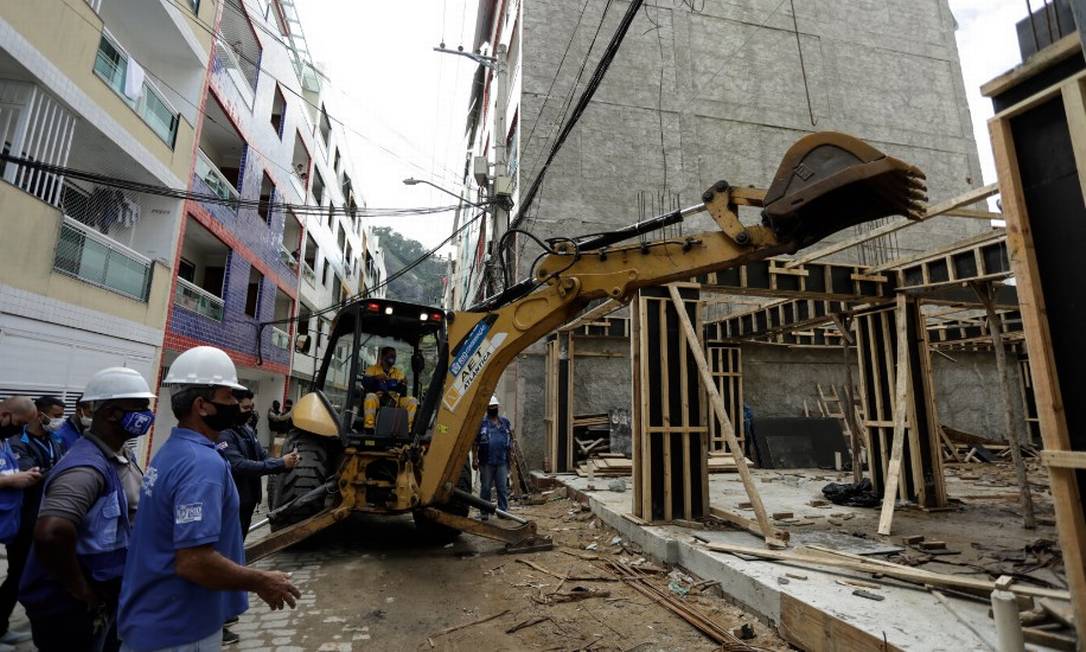 Prédio em construção é demolido na Muzema Foto: Gabriel de Paiva / Agência O Globo