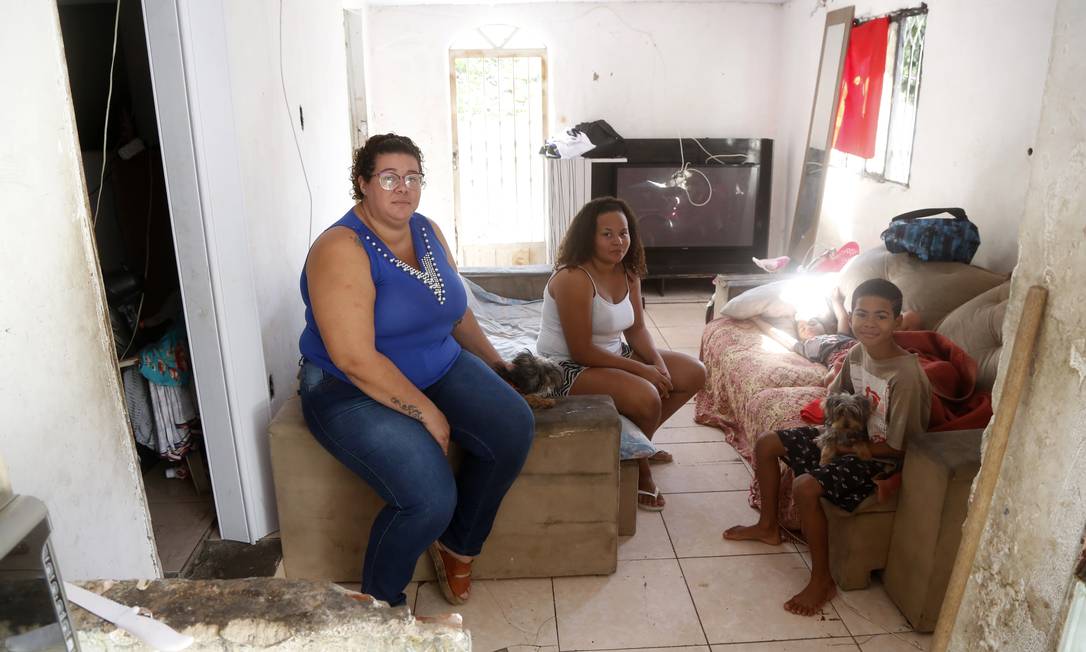 Priscila Kelly (à esquerda), com os filhos Kadrya Cristina e Miguel, moradores de Marechal Hermes Foto: Fabio Rossi / Agência O Globo