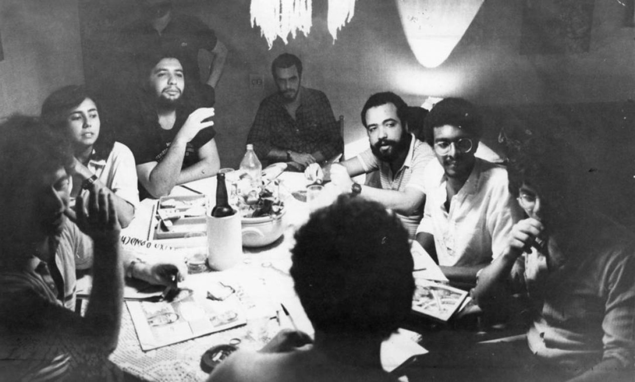 Em 1984, Bussunda, Claudio Manoel, Helio de la Peña e a turma do jornal Casseta Popular Foto: Guilherme Pinto / Agência O Globo
