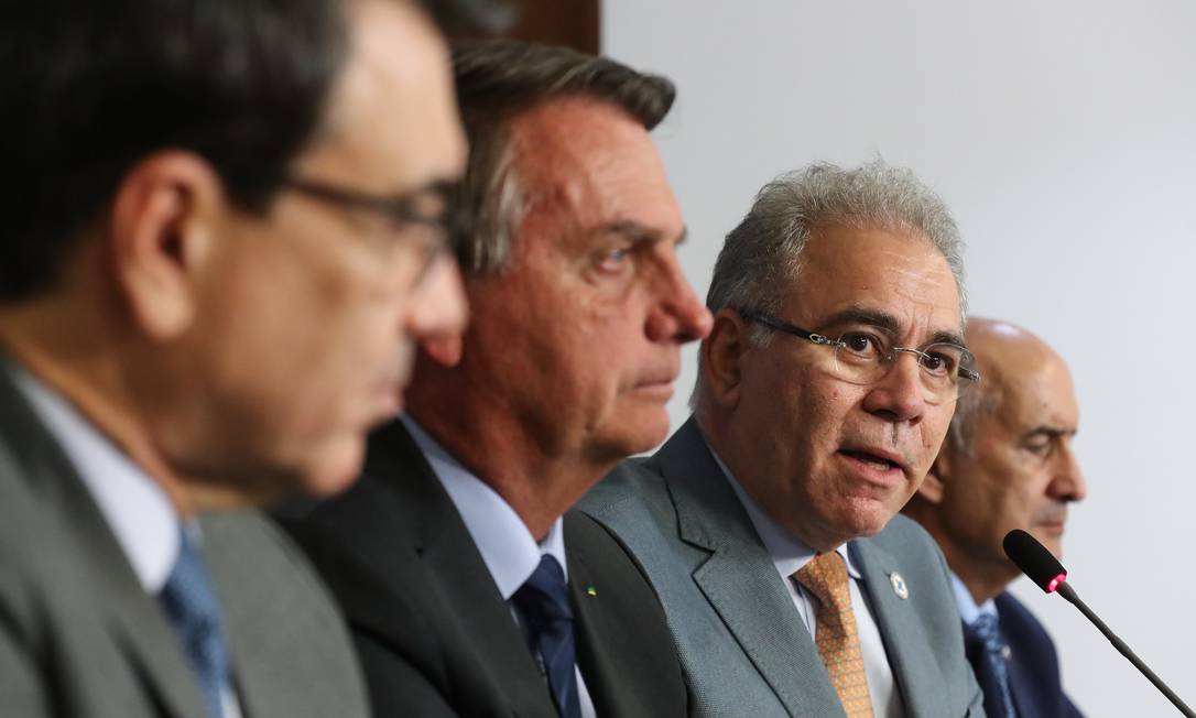 Sem máscara, Bolsonaro e Queiroga participam de audiência com o presidente da Pfizer da América Latina, Carlos Murill Foto: Isac Nóbrega / PR