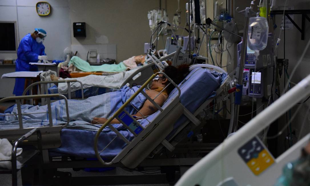 Pacientes de Covid-19 são assistidos em unidade de terapia intensiva no Hospital das Clínicas em San Lorenzo, Paraguai Foto: DANIEL DUARTE / AFP/14-06-2021