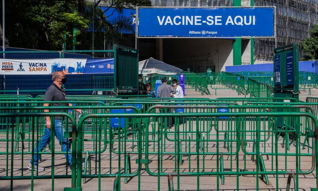 Posto de vacinação no Allianz Parque, em São Paulo: capítal antecipou calendário Foto: Edilson Dantas / Agência O Globo