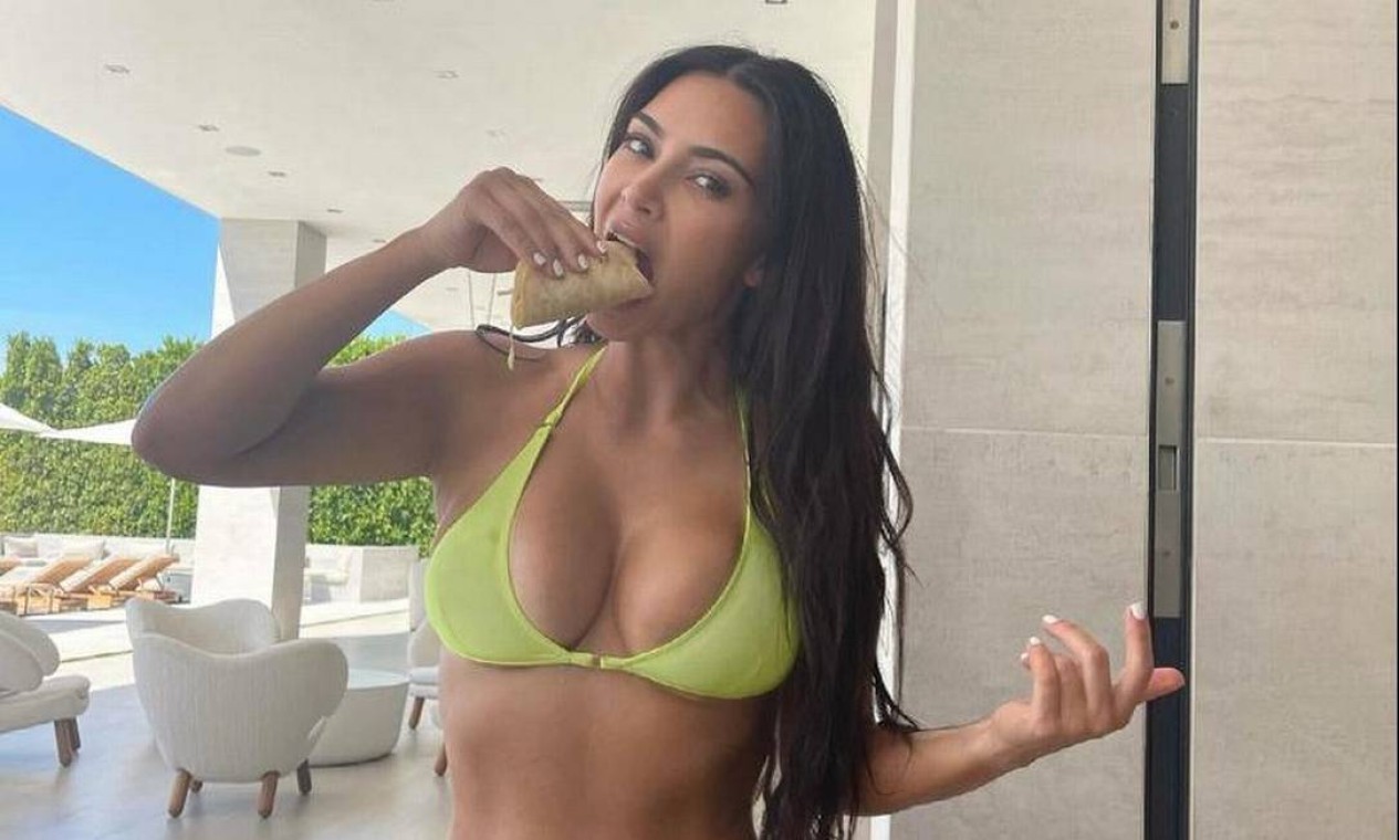 Kim Kardashian Exibe Boa Forma Em Foto Posada Com Biquíni Verde Jornal O Globo 7071