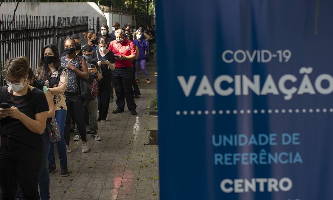 Fila para a vacinação contra a Covid-19 no Posto de Saúde Dom Helder Câmara, em Botafogo, no Rio de Janeiro Foto: Márcia Foletto / Agência O Globo