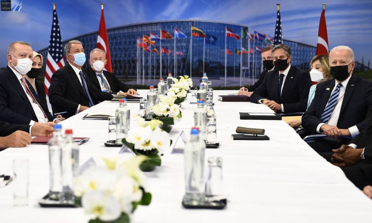 O presidente da Turquia Recep Tayyip Erdogan (à esq.) e o presidente dos EUA Joe Biden (à dir.) participam de uma reunião bilateral paralela à cúpula da Organização do Tratado do Atlântico Norte (OTAN), em Bruxelas Foto: BRENDAN SMIALOWSKI / AFP