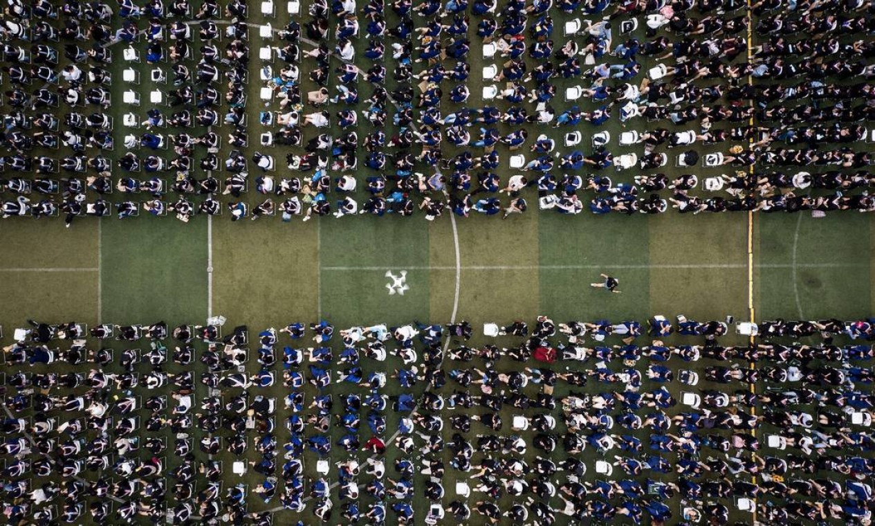 Foto aérea mostra quase 11.000 graduados participando de uma cerimônia de graduação na Central China Normal University em Wuhan , na província de Hubei, no centro da China Foto: STR / AFP