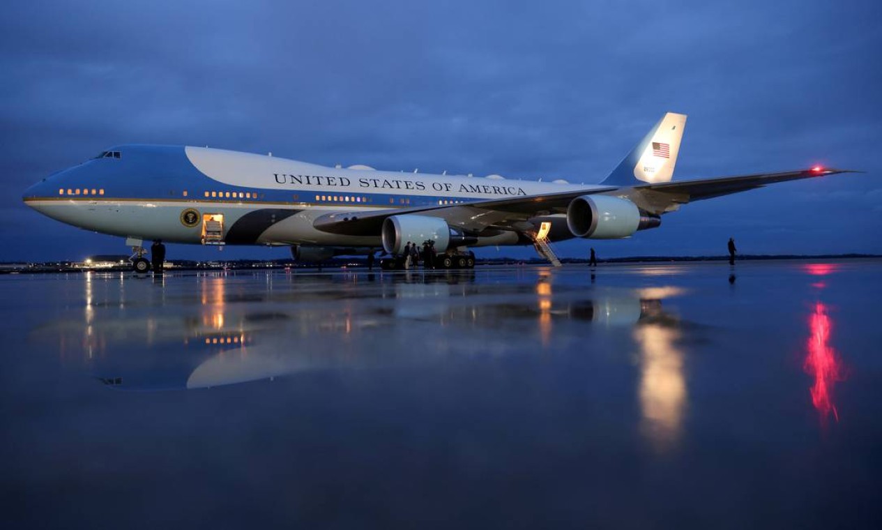 O Força Aérea Um é visto na pista depois que o presidente dos EUA Joe Biden voltou de Pittsburgh para a Base Conjunta de Andrews, Maryland, EUA Foto: JONATHAN ERNST / REUTERS