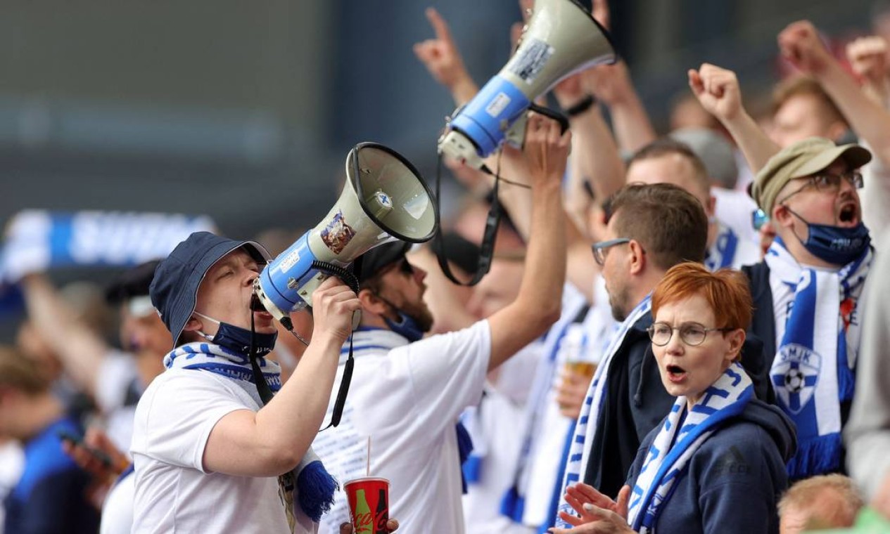 Torcedores da Finlândia comemoram antes do jogo de futebol do Grupo B contra Dinamarca, no Estádio Parken, em Copenhague Foto: FRIEDEMANN VOGEL / AFP
