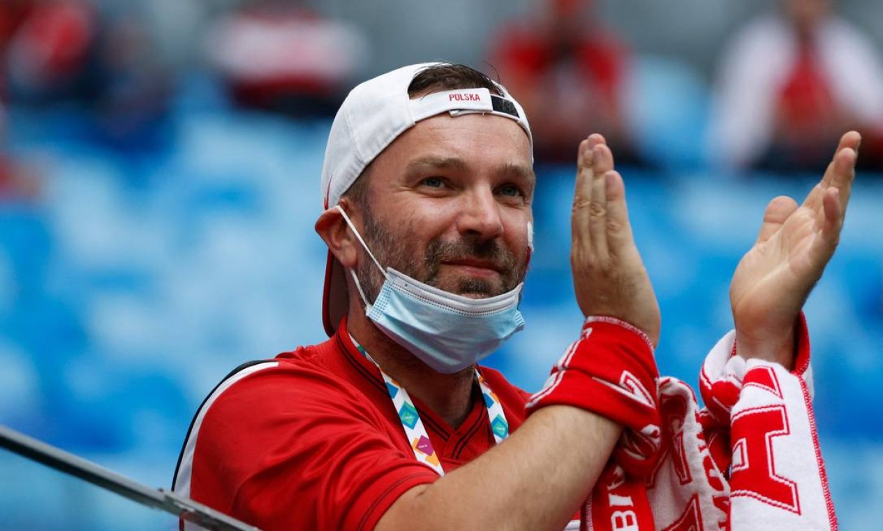 Torcedor da Polônia, do grupo E, aplaude a seleção antes da partida contra a Eslováqui,a no Estádio de São Petersburgo, na Rússia Foto: EVGENIA NOVOZHENINA / AFP