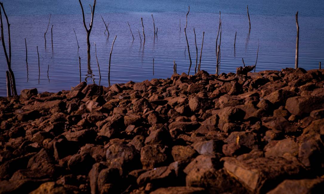 O reservatório da usina Marimbondo, localizado no Rio Grande, divisa entre São Paulo e Minas Gerais, atingiu o nível mais baixo entre todos os monitorados pelo Operador Nacional do Sistema Elétrico (ONS) Foto: Ferdinando Ramos / Agência O Globo