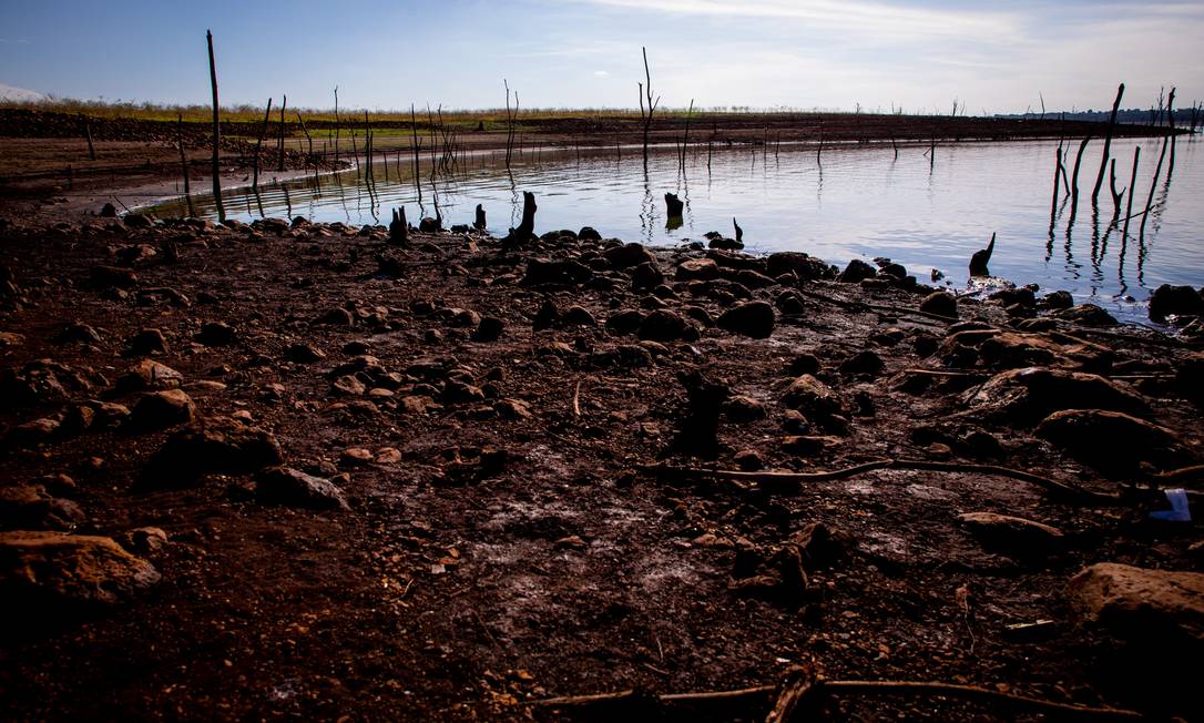 Com a falta de chuva para encher o reservatorio, a producao de energia foi reduzida Foto: Ferdinando Ramos / Agência O Globo