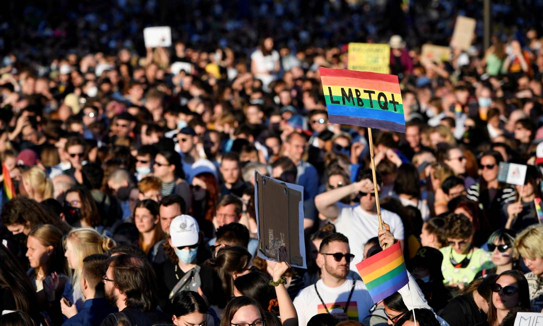 Manifestantes protestam contra lei anti-LGBTQ em Budapeste Foto: MARTON MONUS / REUTERS