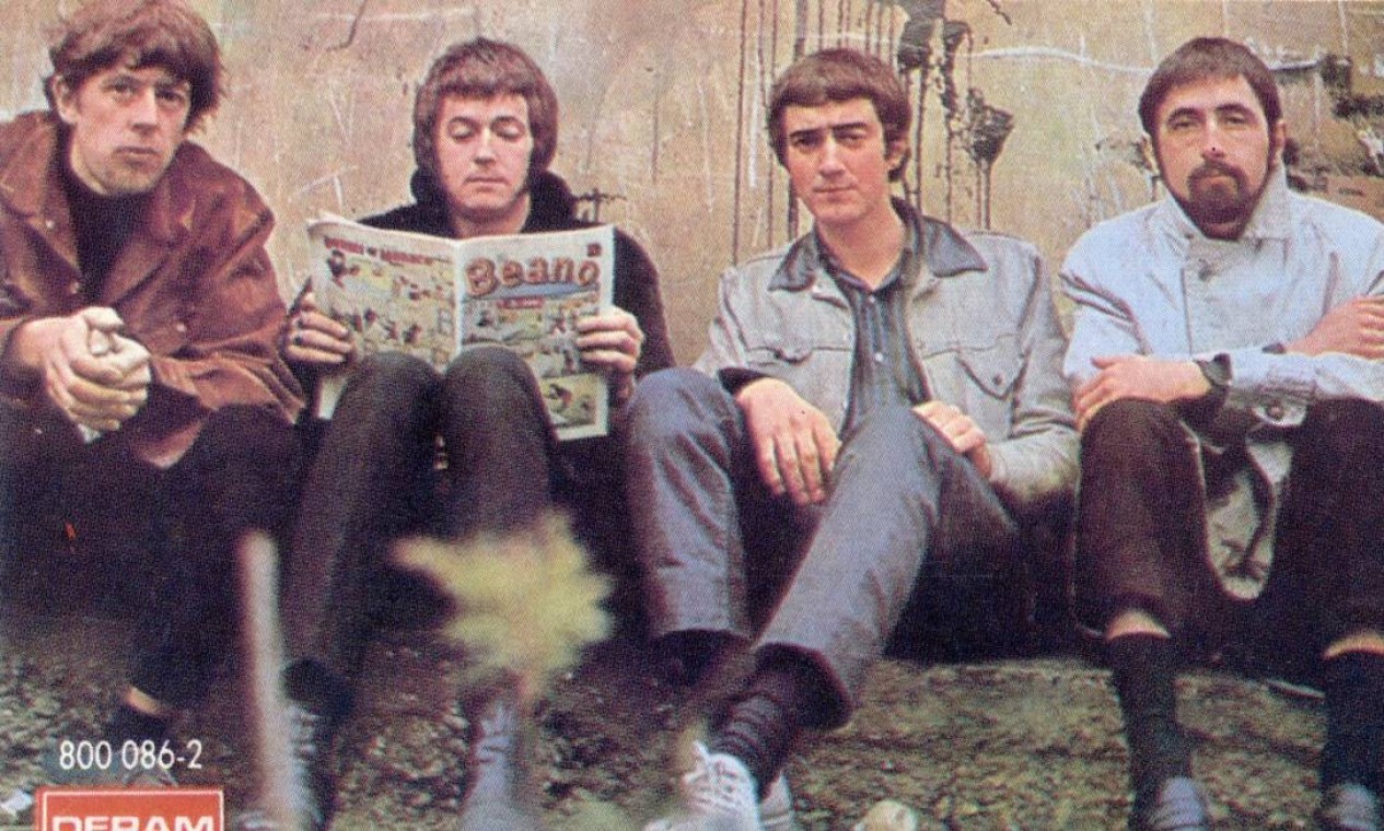 Clapton (lendo jornal) com John Mayall and the Bluesbreakers Foto:  
