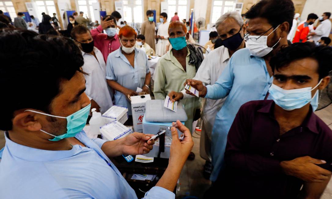 Centro de vacinação em Karachi, Paquistão, em junho de 2021 Foto: AKHTAR SOOMRO / REUTERS