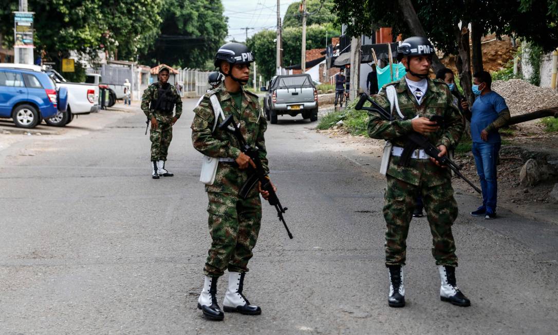 Militares patrulham área próxima a batalhão militar onde veículo explodiu nesta terça-feira em Cúcuta, na Colômbia Foto: SCHNEYDER MENDOZA / AFP