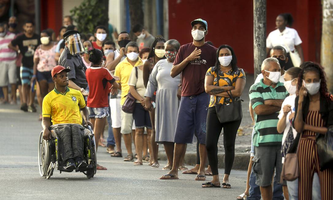 Fila para receber o Bolsa Família durante a pandemia Foto: Gabriel de Paiva/20-05-2020