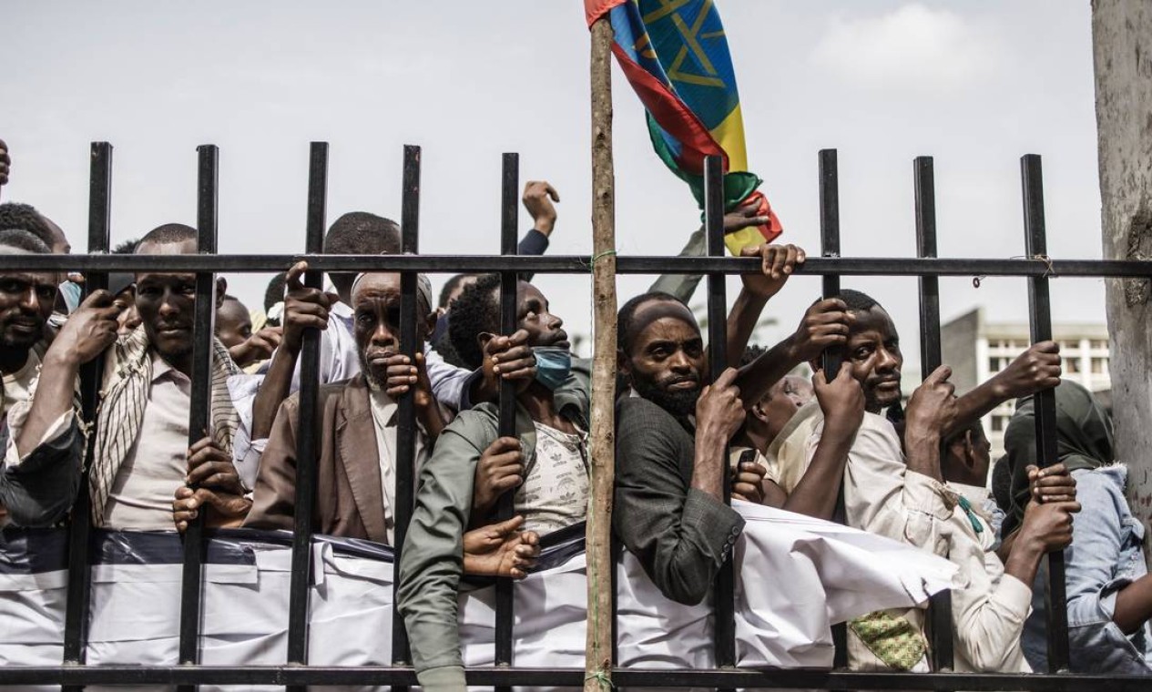 Apoiadores do primeiro-ministro etíope Abiy Ahmed fazem fila para entrar no estádio em Jimma, onde ele fará campanha eleitoral. As eleições acontecem na segunda-feira, dia 21 Foto: MARCO LONGARI / AFP