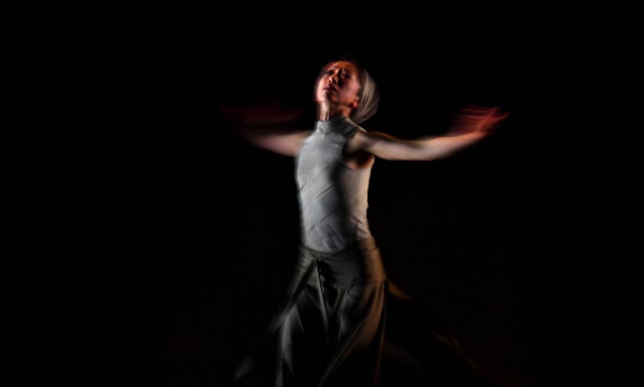 Erina Takahashi canta "Dust" durante um ensaio geral para "Solstice", do English National Ballet, em Londres, enquanto a Inglaterra se prepara para reabrir Foto: DYLAN MARTINEZ / REUTERS