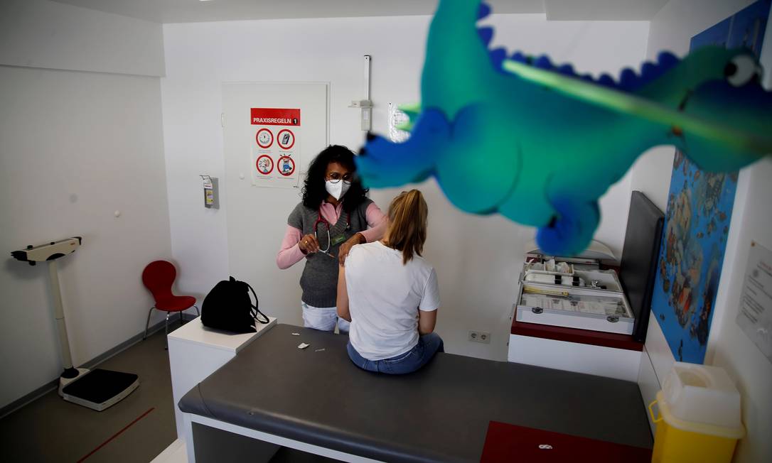 Pediatra aplica dose de imunizante em adolescente em Bonn, na Alemanha Foto: LEON KUEGELER / REUTERS
