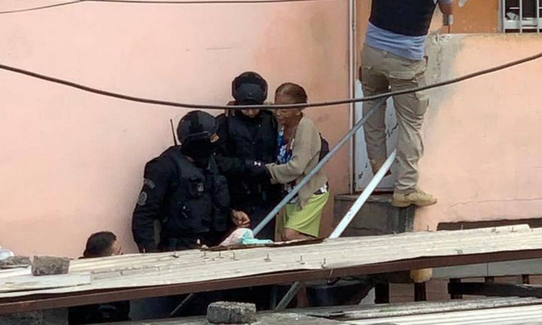 Idosa foi libertada após ser feita refém pelo próprio filho em Caxias Foto: Divulgação PM