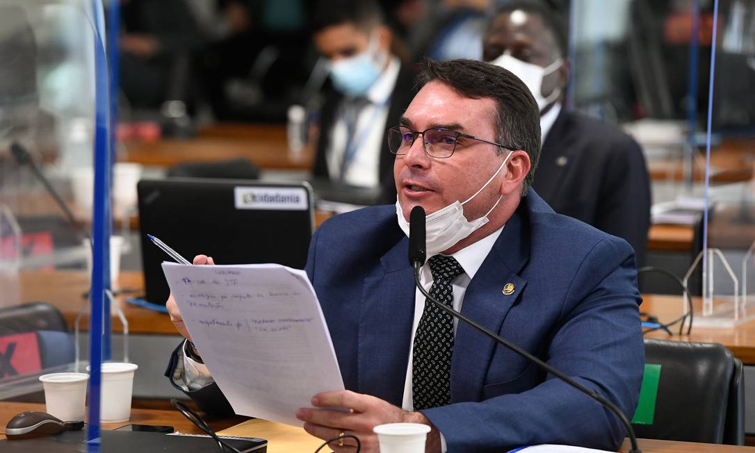 O filho do presidente e senador Flavio Bolsonaro (Patriota-RJ) tumultuou novamente a CPI da qual não é integrante, em defesa do governo do pai Foto: Jefferson Rudy / Agência Senado