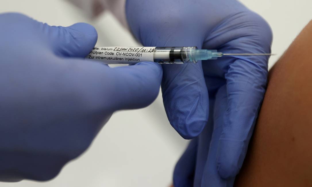 Voluntário recebe vacina da alemã CureVac em testes feitos numa clínica em Tuebingen, na Alemanhã. Foto: Kai Pfaffenbach / REUTERS