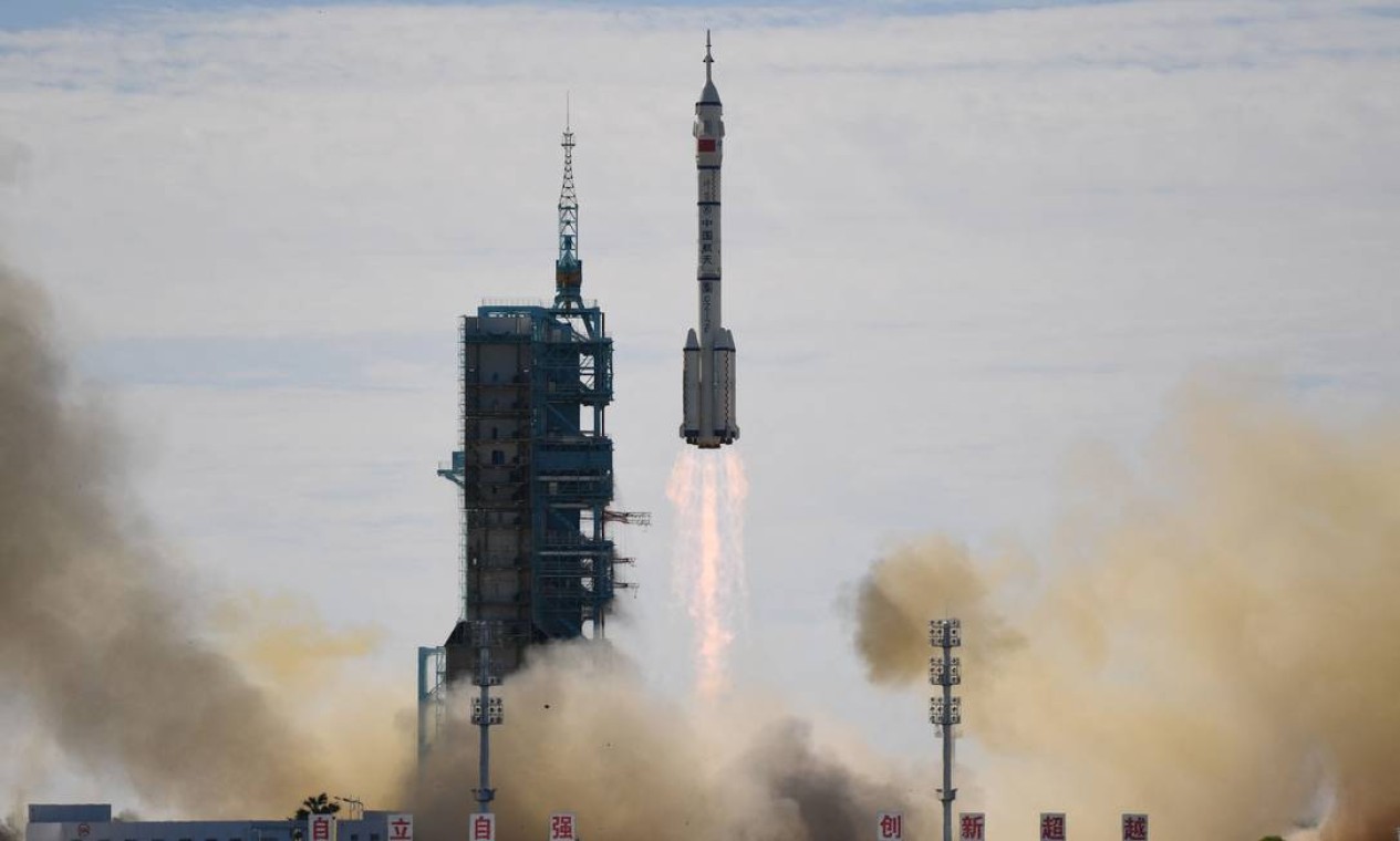 Foguete de porta-aviões Long March-2F, transportando a espaçonave Shenzhou-12 e uma tripulação de três astronautas, decola do Centro de Lançamento de Satélites de Jiuquan no deserto de Gobi, no noroeste da China. É a primeira missão para rumo à nova estação espacial do país Foto: GREG BAKER / AFP