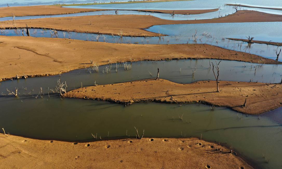 Lago da represa da hidrelétrica de Marimbondo praticamente seca, na região entre as cidade de Icem e Guaraci, interior de São Paulo. Foto: Joel Silva/Fotoarena / Agência O Globo