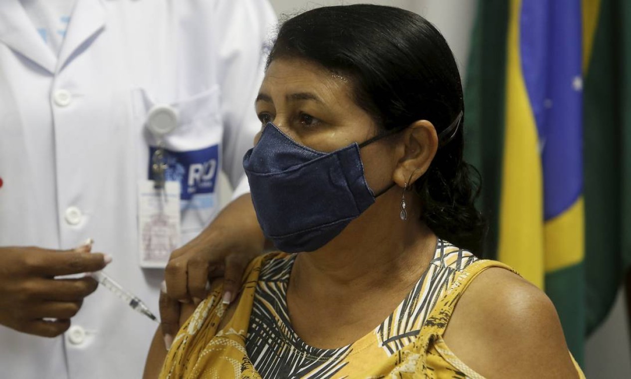 Ana Lúcia, de 59 anos, foi uma das primeiras cariocas vacinadas pelo critério de idade, na Clínica da Família da Rua do Bispo, na Tijuca, Zona Norte do Rio Foto: Fabiano Rocha / Agência O Globo - 31/05/2021
