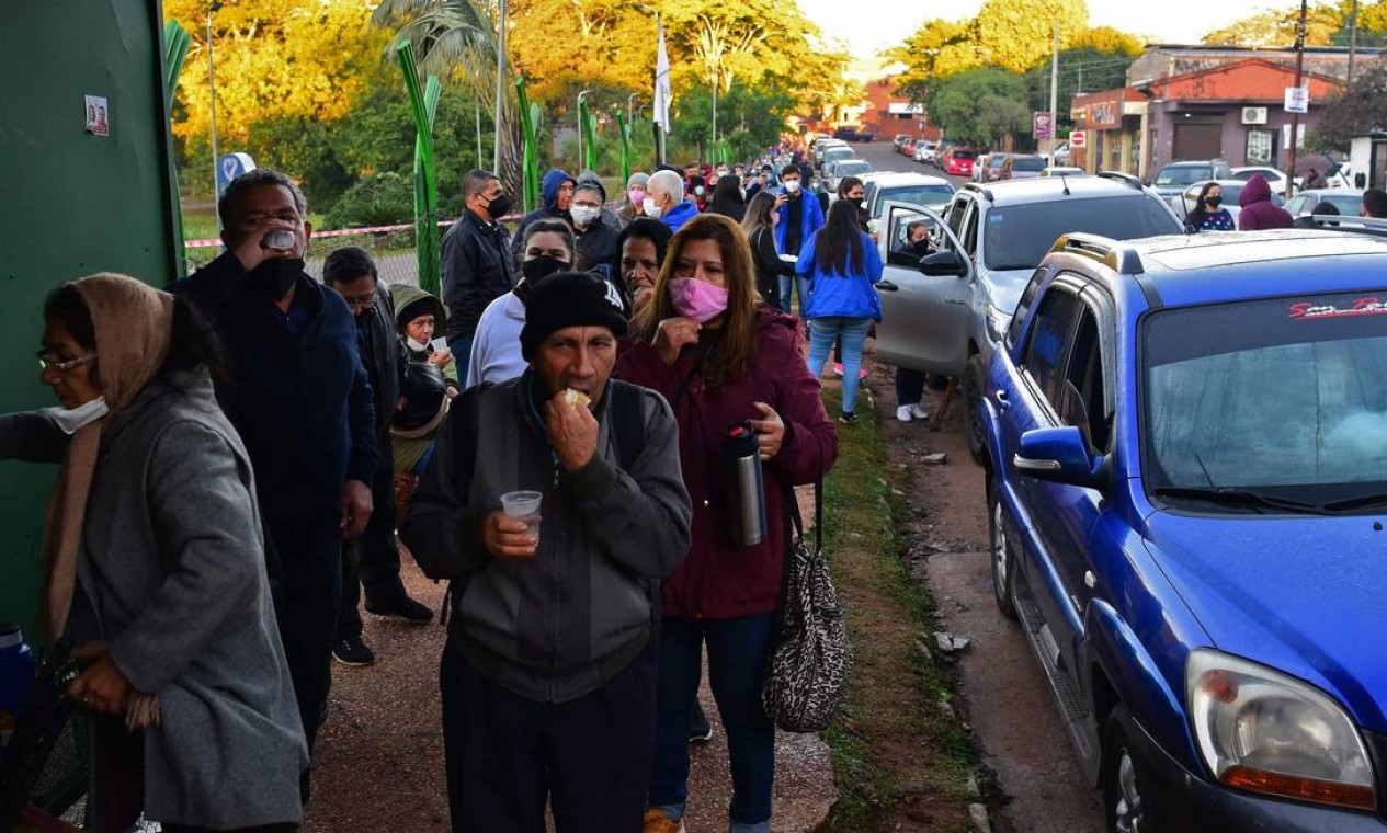 Pessoas esperam na fila do lado de fora de um centro de vacinação em Villa Elisa. Meta é vacinar 30% da população até dezembro Foto: NORBERTO DUARTE / AFP