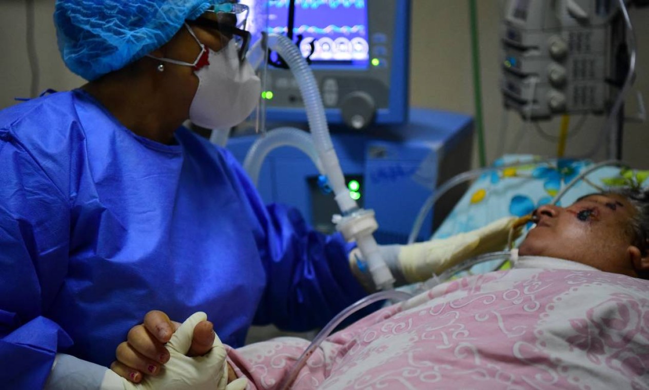 Paciente com Covid-19 é atendido na UTI do Hospital de Clínicas, em San Lorenzo Foto: DANIEL DUARTE / AFP