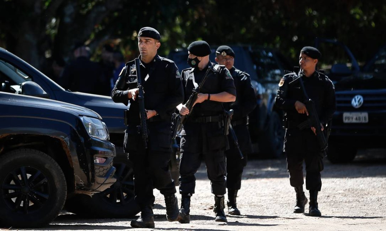 Policiais fazem buscas na BR-070 Foto: Pablo Jacob / Agência O Globo